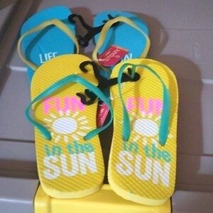 ⛱️2 pairs of flips NWT⛱️